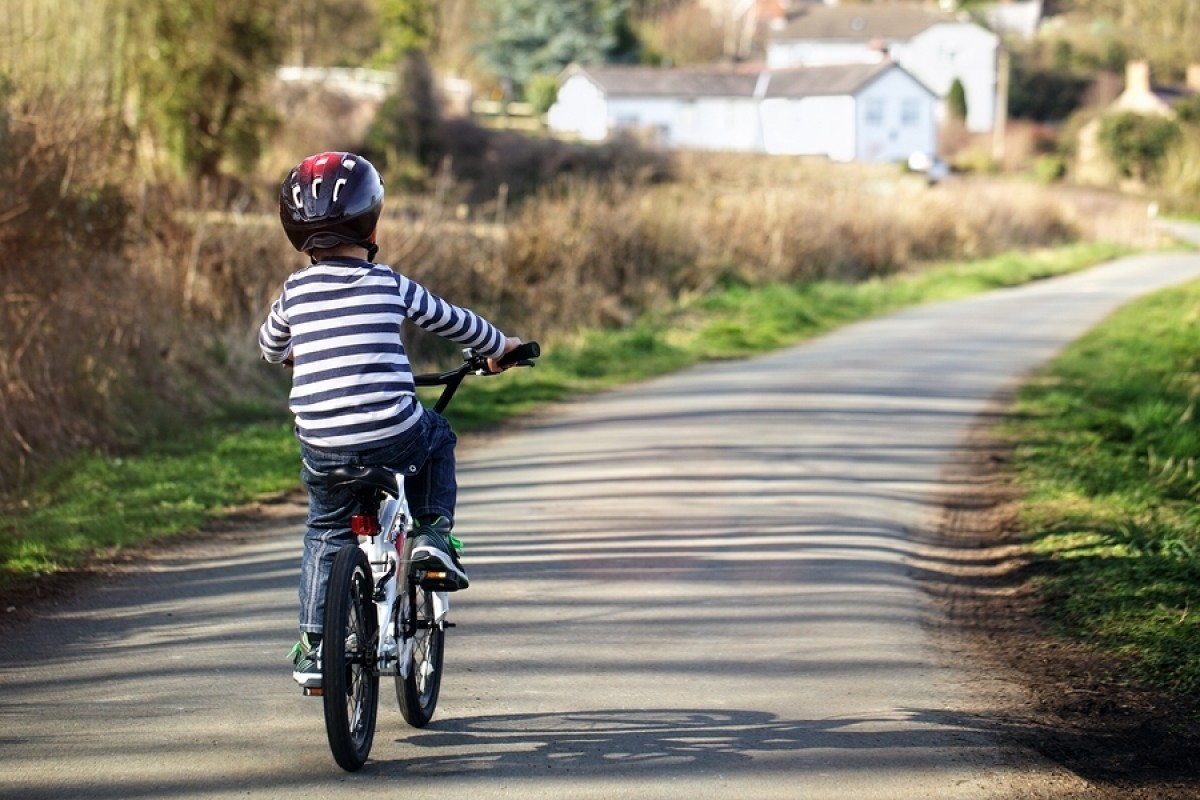Enfant pédalant une bicyclette