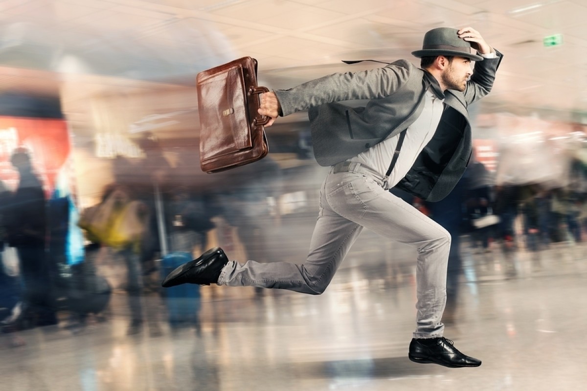 Homme à la course transportant une valise.