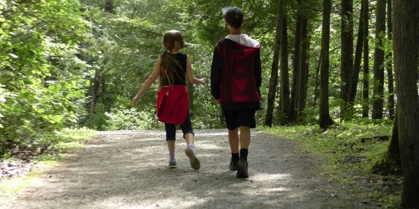Ma fille et mon fils qui se promènent dans une forêt